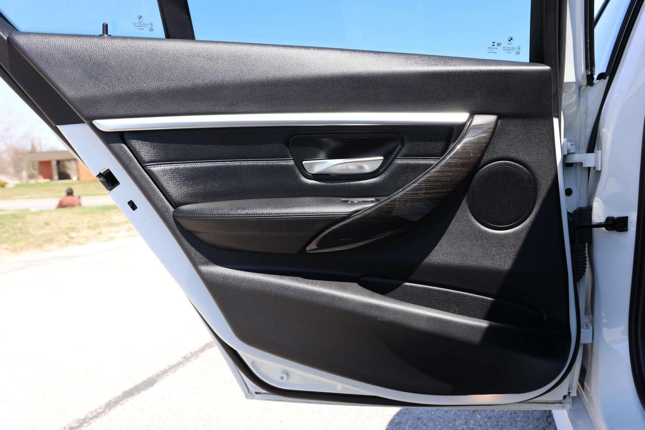 2018 BMW 3 Series 330i xDrive AWD/NAV/LEATHER/P SEATS/H SEATS & STEERING/BCAM/P SENSORS/BLIS/SUNROOF/BLUETOOTH Photo