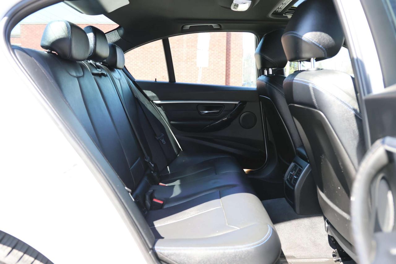 2018 BMW 3 Series 330i xDrive AWD/NAV/LEATHER/P SEATS/H SEATS & STEERING/BCAM/P SENSORS/BLIS/SUNROOF/BLUETOOTH Photo