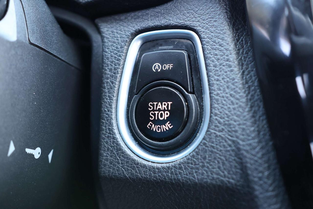 2018 BMW 3 Series 330i xDrive AWD/NAV/LEATHER/P SEATS/H SEATS & STEERING/BCAM/P SENSORS/BLIS/SUNROOF/BLUETOOTH Photo