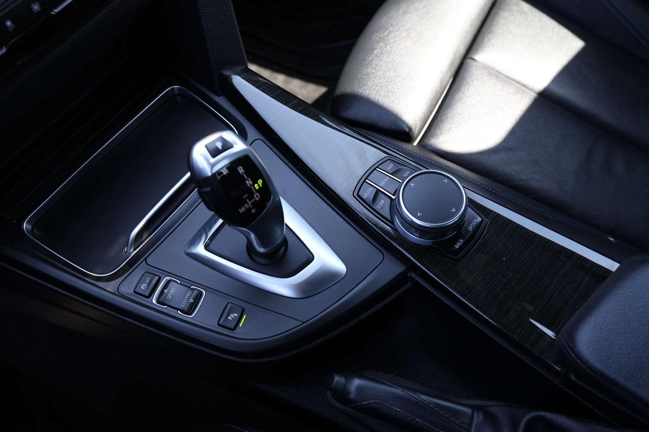 2018 BMW 3 Series 330i xDrive AWD/NAV/LEATHER/P SEATS/H SEATS & STEERING/BCAM/P SENSORS/BLIS/SUNROOF/BLUETOOTH Photo