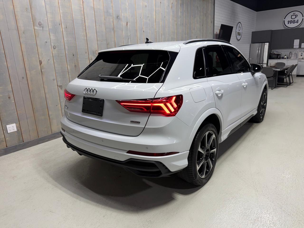 2022 Audi Q3 TECHNIK S-LINE BLACK OPTICS Photo4