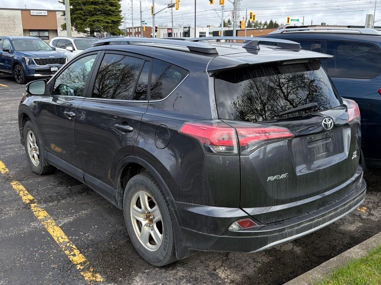 2017 Toyota RAV4 AWD 4dr SE Photo4