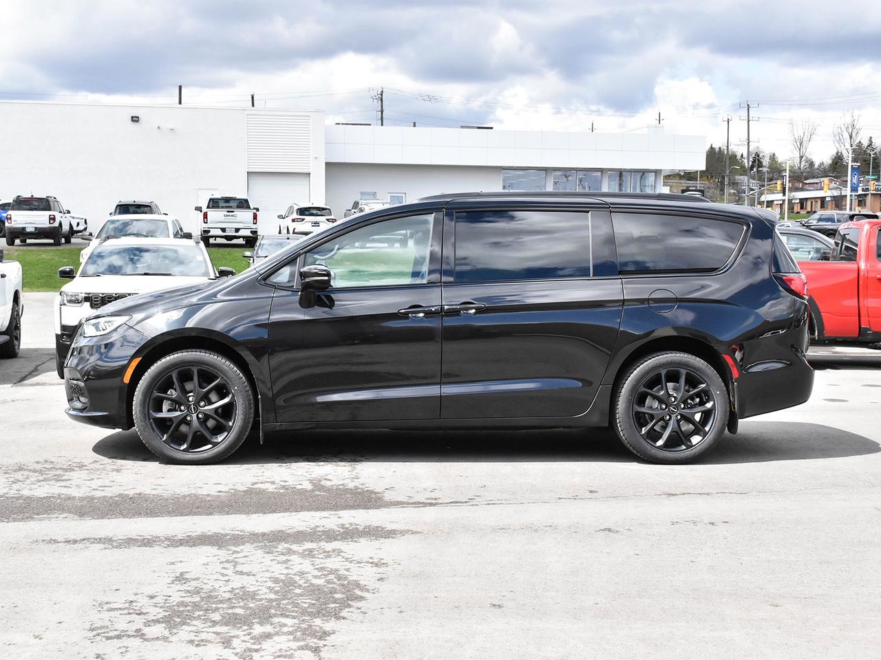 2023 Chrysler Pacifica Limited Photo2