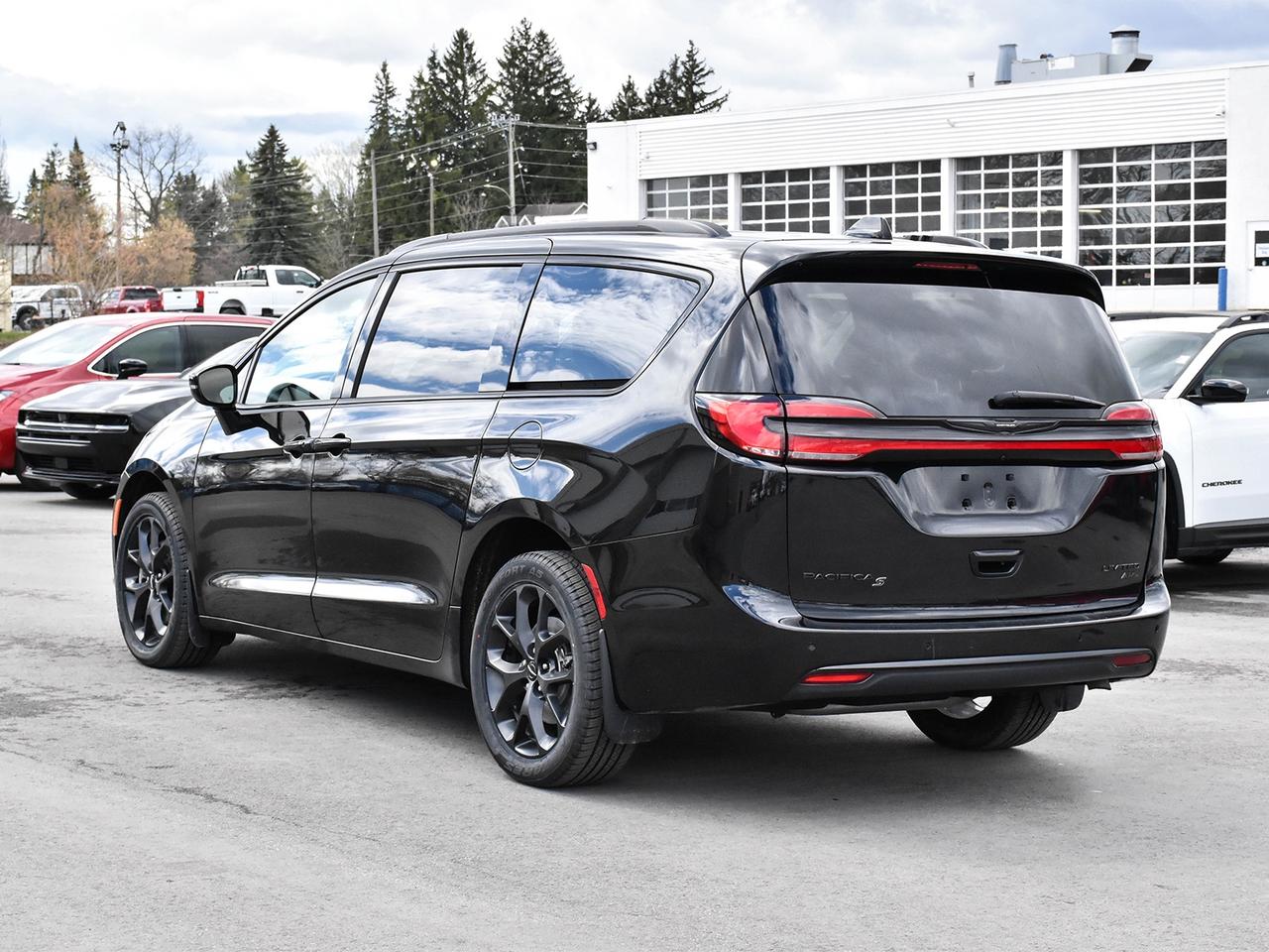 2023 Chrysler Pacifica Limited Photo
