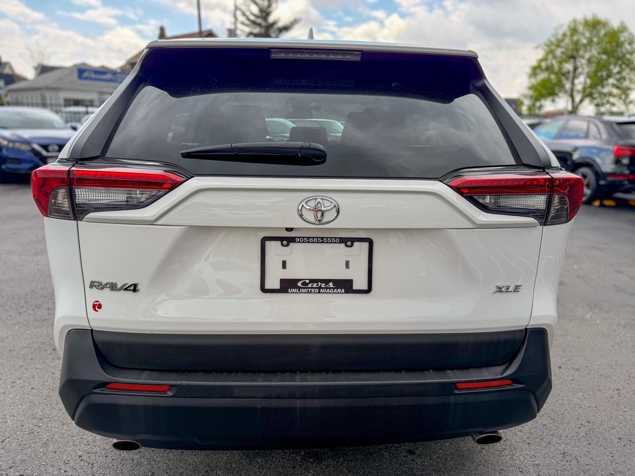 2021 Toyota RAV4 XLE/1 OWNER/BSM/ACC/LANE ASSIST/ROOF/CAMERA/2.5L Photo