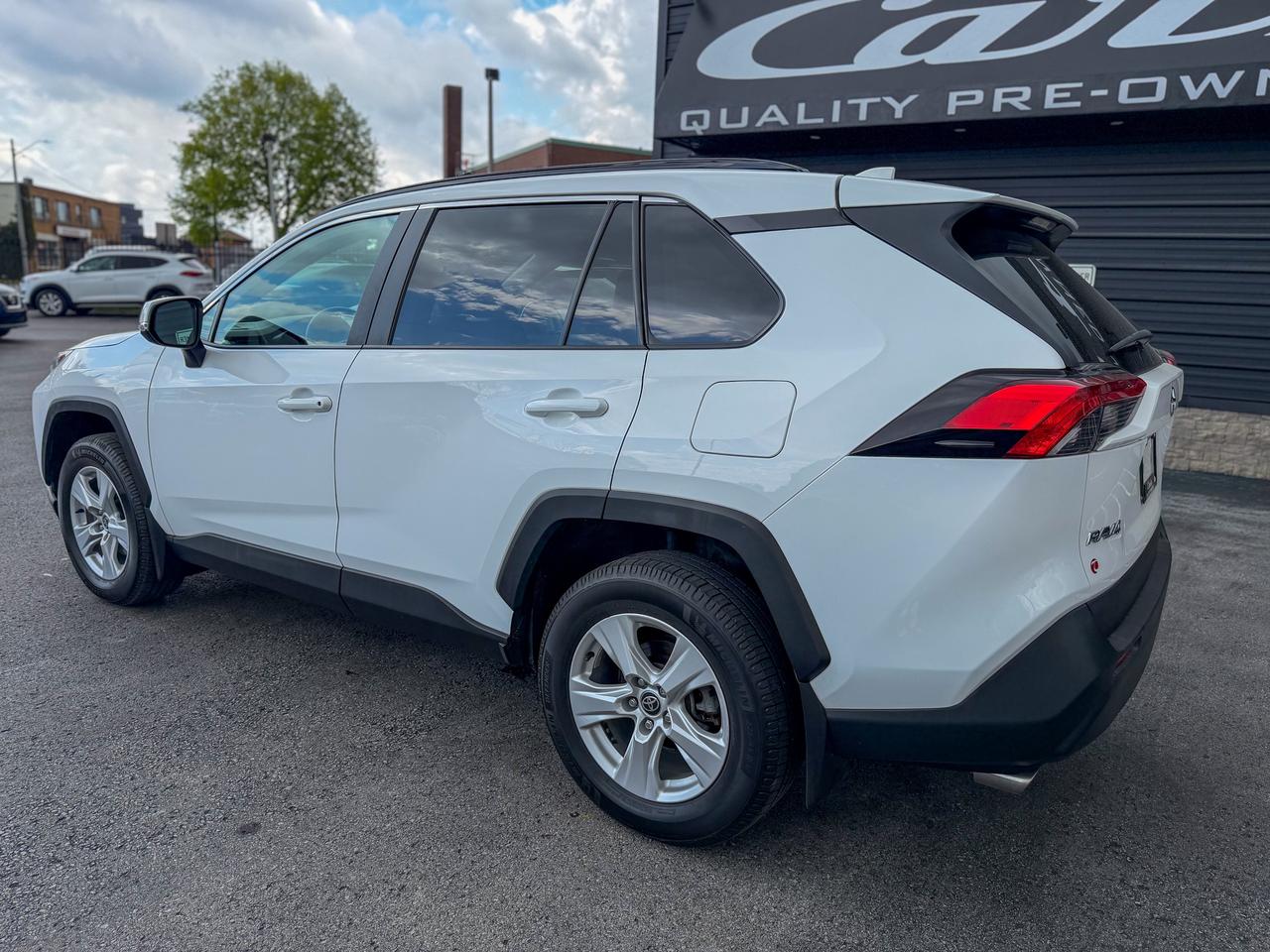 2021 Toyota RAV4 XLE/1 OWNER/BSM/ACC/LANE ASSIST/ROOF/CAMERA/2.5L Photo
