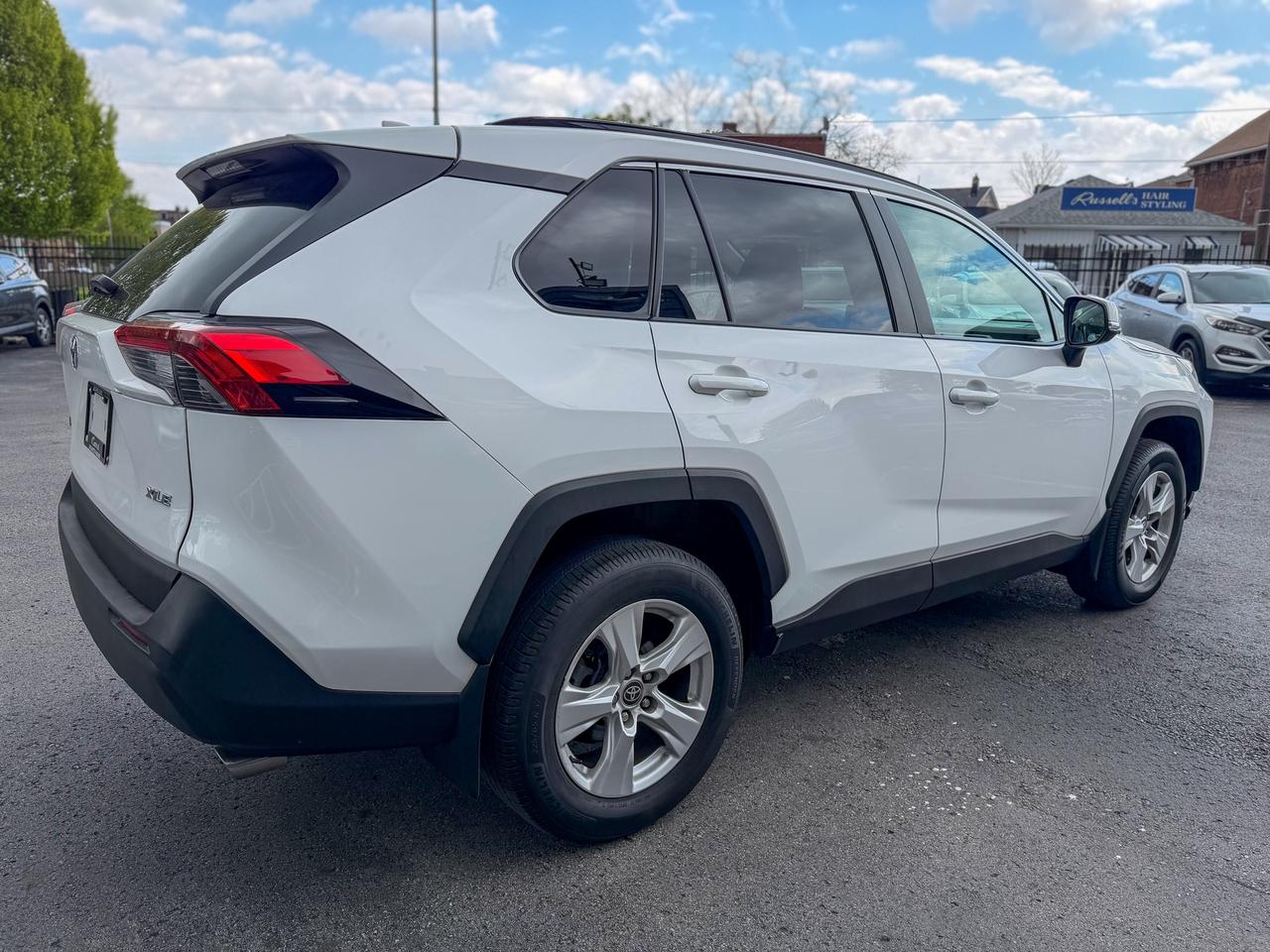 2021 Toyota RAV4 XLE/1 OWNER/BSM/ACC/LANE ASSIST/ROOF/CAMERA/2.5L Photo