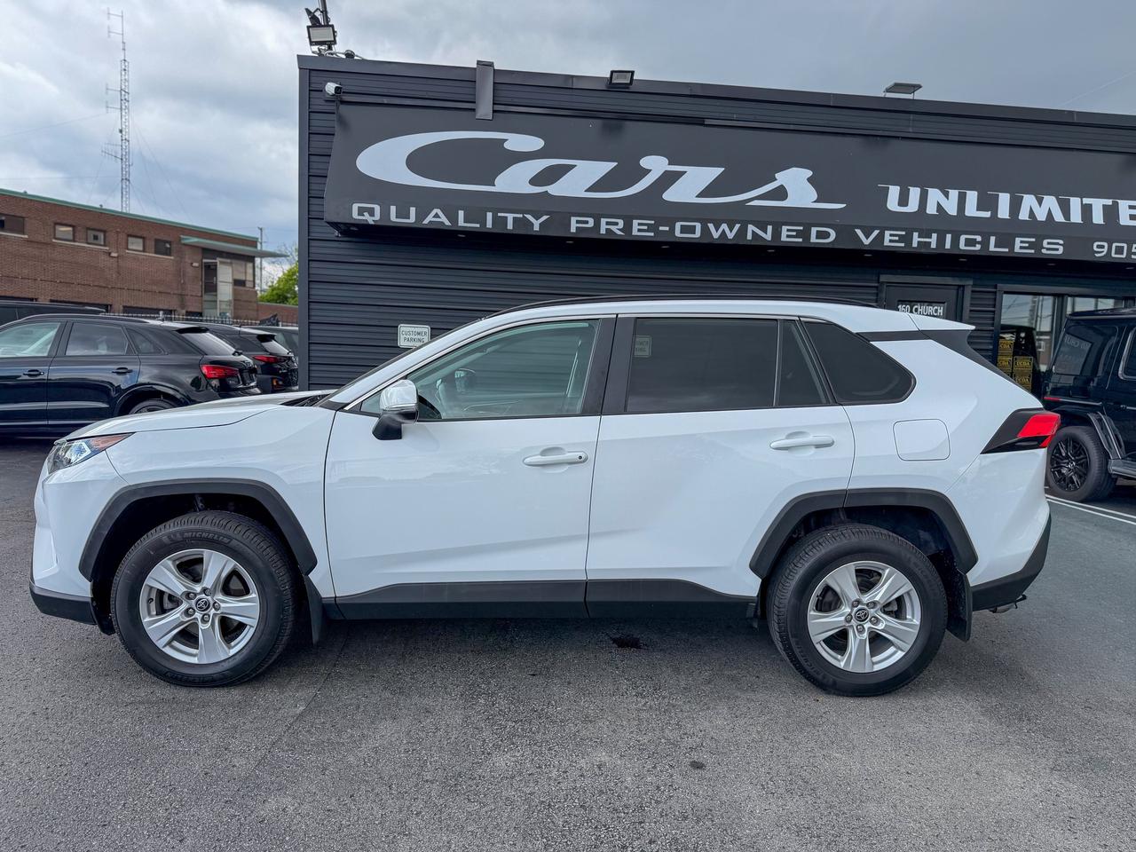2021 Toyota RAV4 XLE/1 OWNER/BSM/ACC/LANE ASSIST/ROOF/CAMERA/2.5L Photo