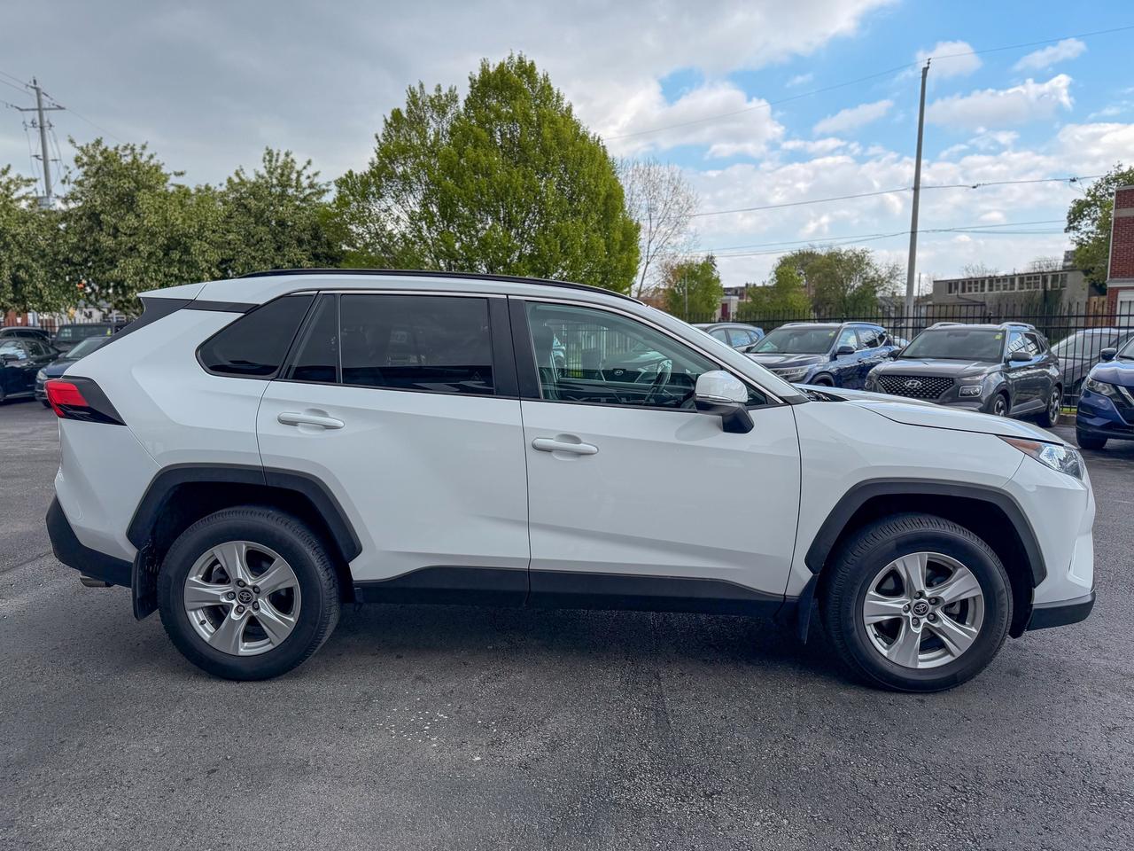 2021 Toyota RAV4 XLE/1 OWNER/BSM/ACC/LANE ASSIST/ROOF/CAMERA/2.5L Photo