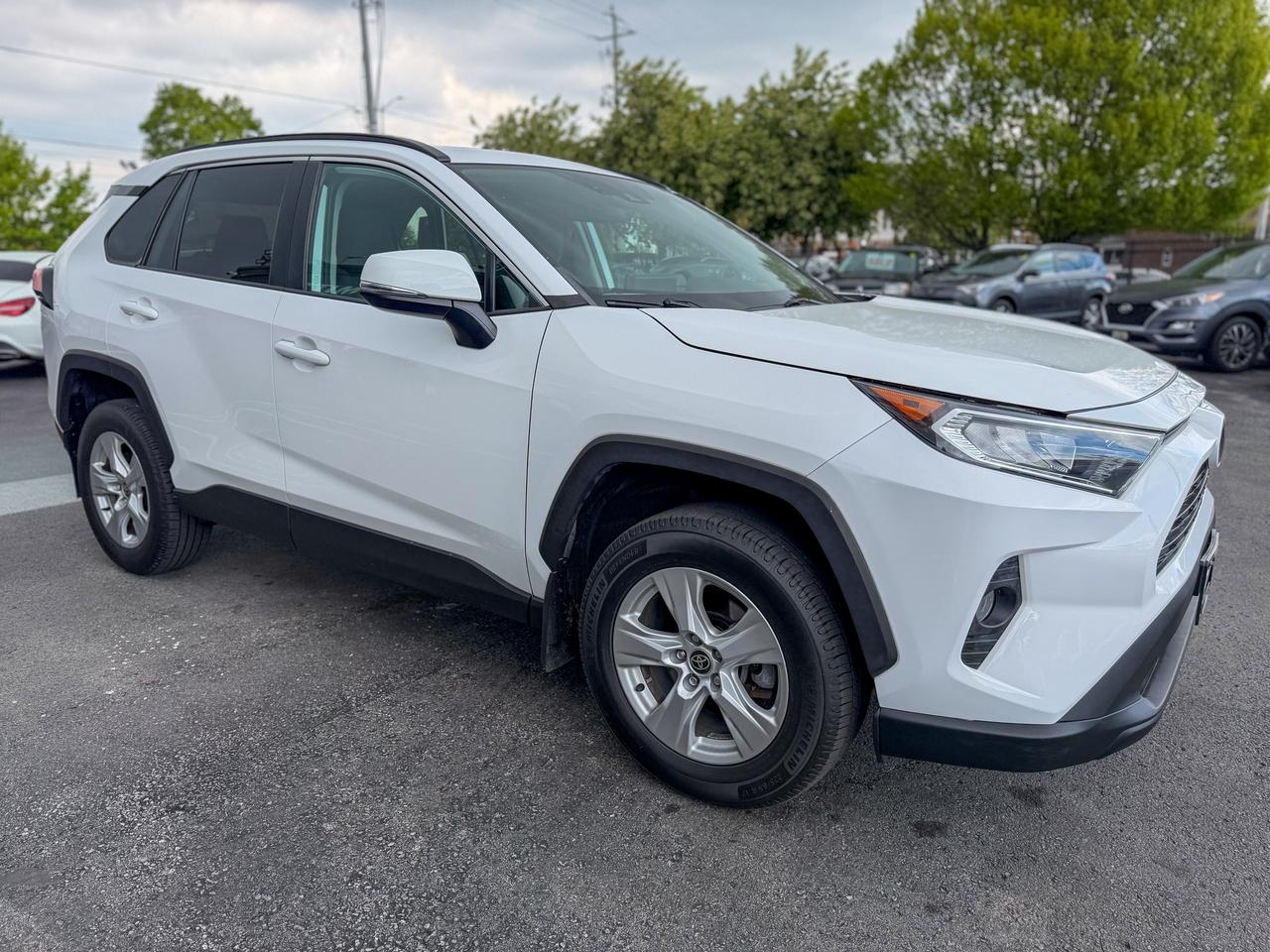 2021 Toyota RAV4 XLE/1 OWNER/BSM/ACC/LANE ASSIST/ROOF/CAMERA/2.5L Photo