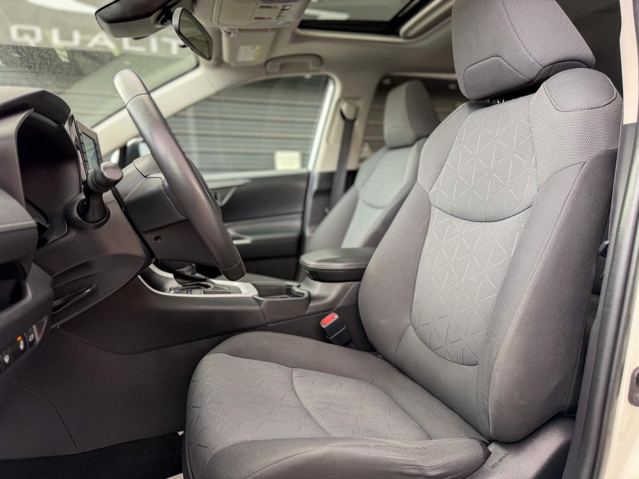 2021 Toyota RAV4 XLE/1 OWNER/BSM/ACC/LANE ASSIST/ROOF/CAMERA/2.5L Photo