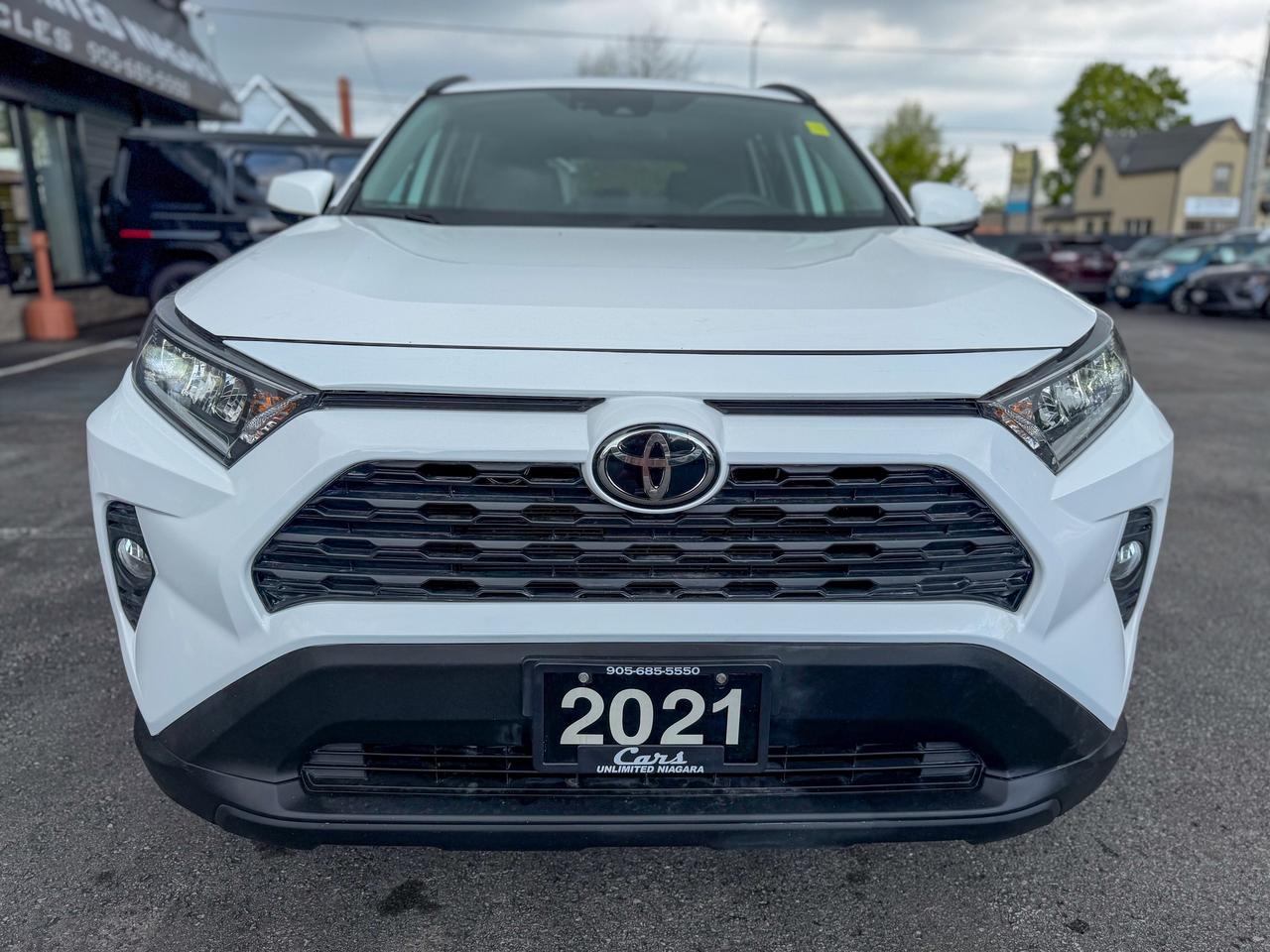 2021 Toyota RAV4 XLE/1 OWNER/BSM/ACC/LANE ASSIST/ROOF/CAMERA/2.5L Photo
