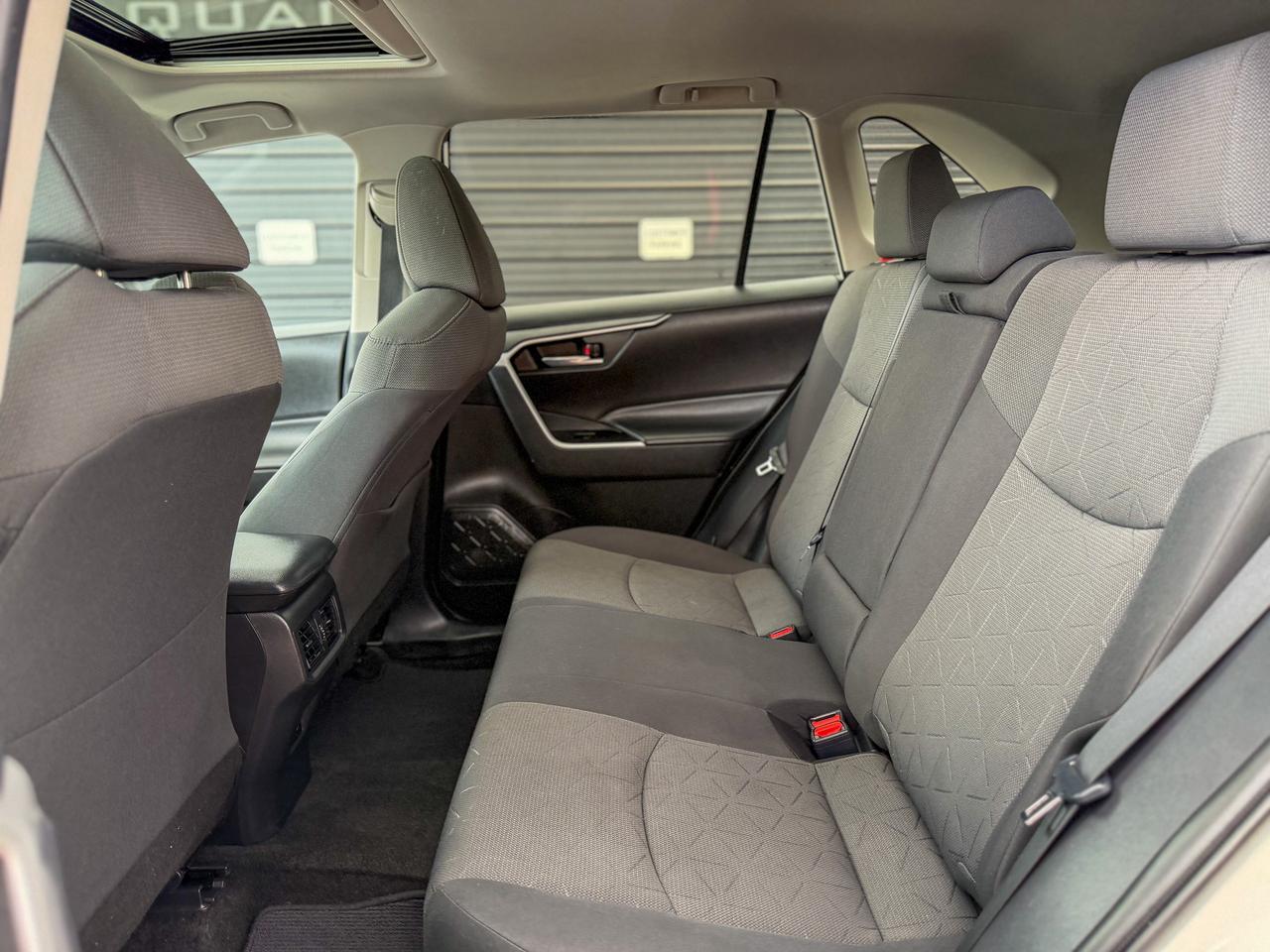 2021 Toyota RAV4 XLE/1 OWNER/BSM/ACC/LANE ASSIST/ROOF/CAMERA/2.5L Photo