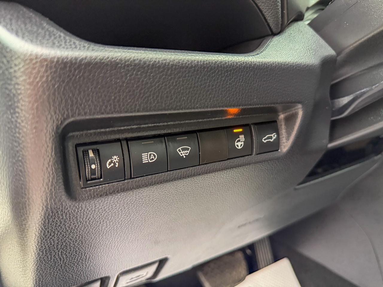 2021 Toyota RAV4 XLE/1 OWNER/BSM/ACC/LANE ASSIST/ROOF/CAMERA/2.5L Photo