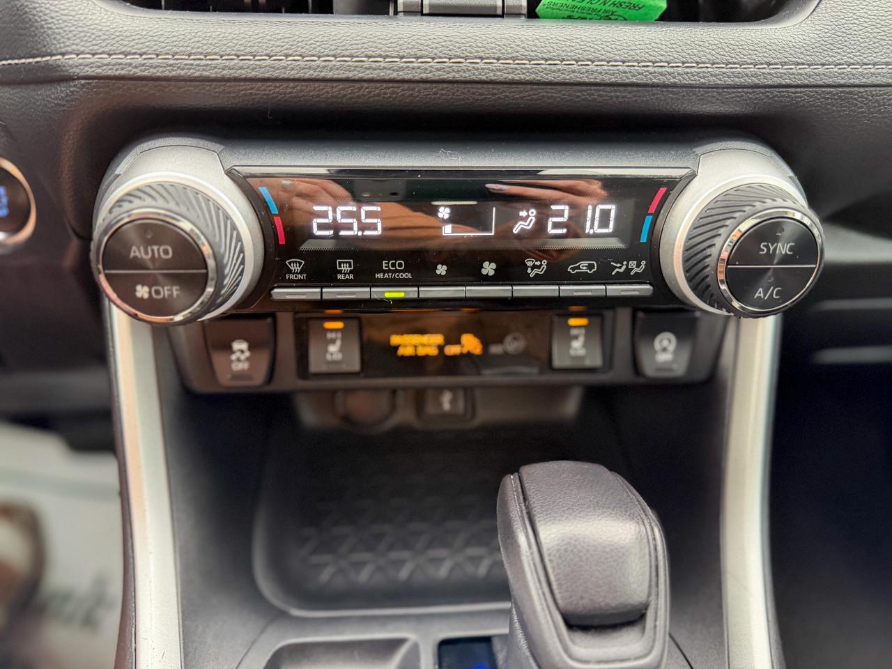 2021 Toyota RAV4 XLE/1 OWNER/BSM/ACC/LANE ASSIST/ROOF/CAMERA/2.5L Photo