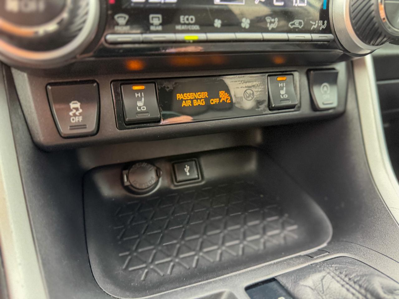 2021 Toyota RAV4 XLE/1 OWNER/BSM/ACC/LANE ASSIST/ROOF/CAMERA/2.5L Photo
