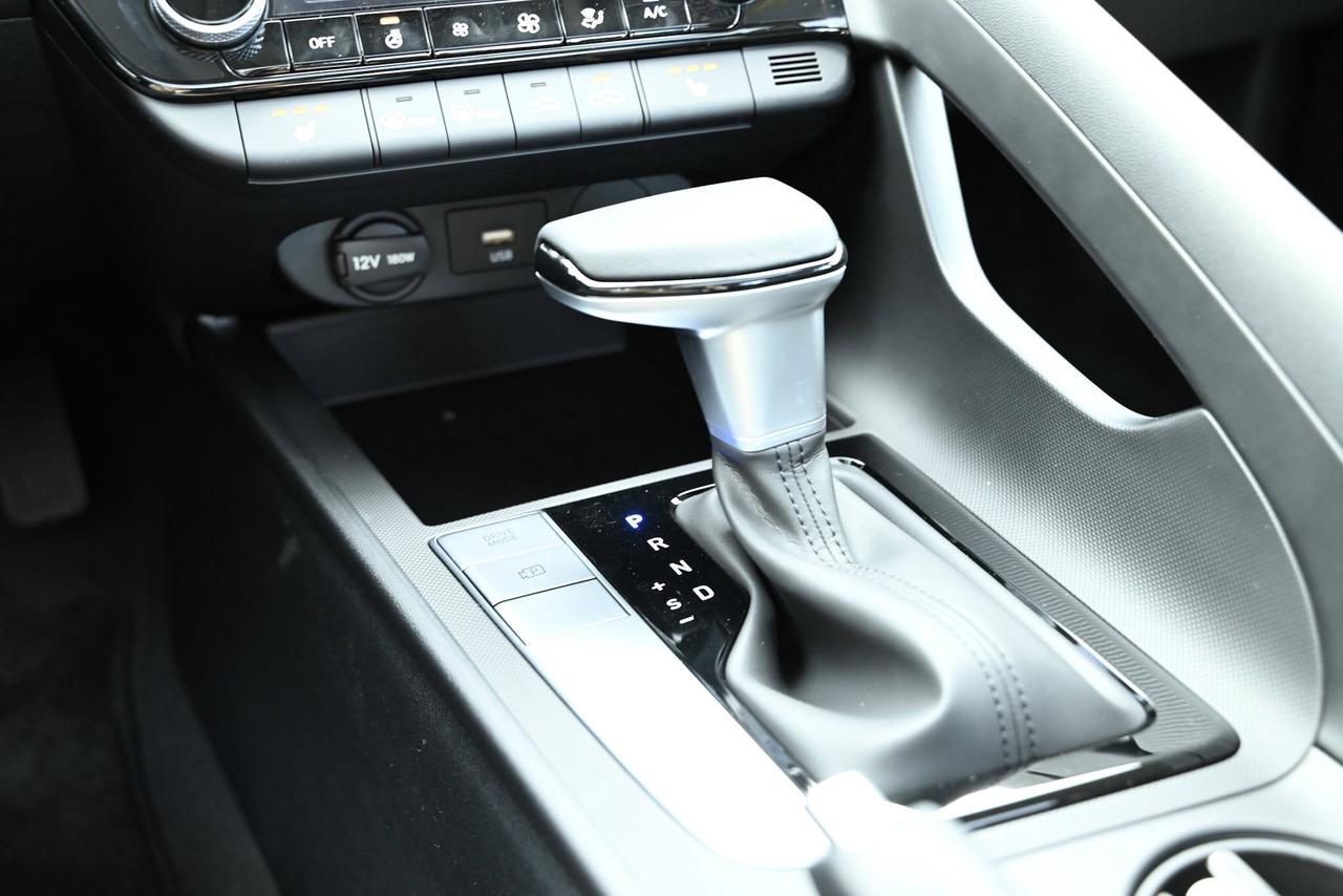 2024 Hyundai Elantra Preferred IVT w/Tech Pkg Photo