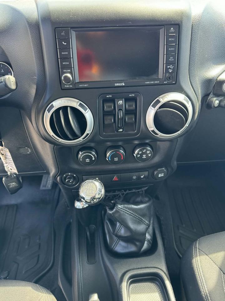 2016 Jeep WRANGLER UNLIMITED 4WD 4dr Rubicon Photo