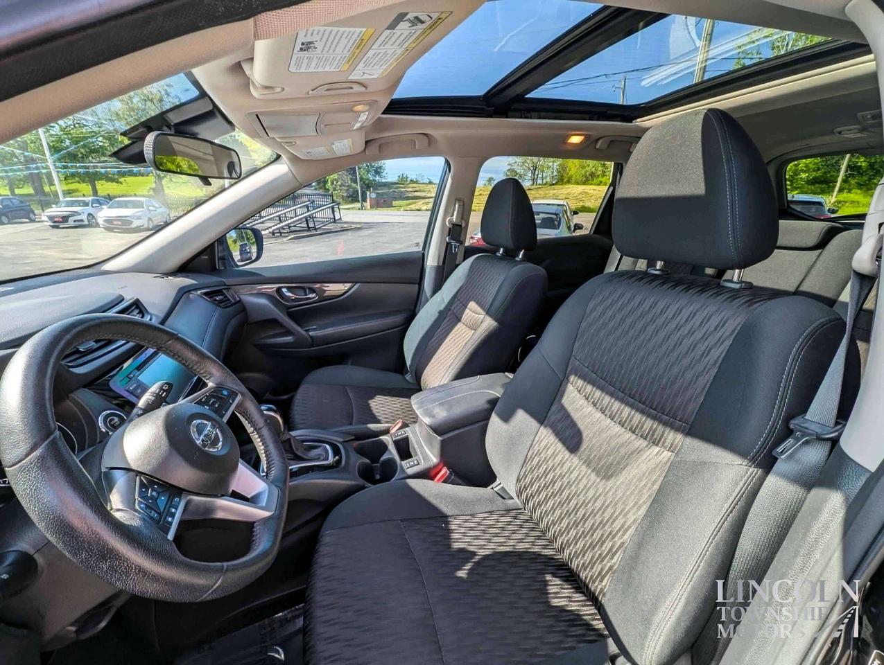 2019 Nissan Rogue SV - NAV, CLEAN CARFAX, SUNROOF, AWD, RMT START Photo