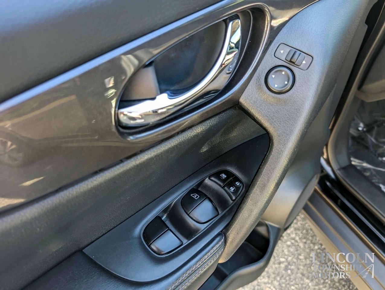 2019 Nissan Rogue SV - NAV, CLEAN CARFAX, SUNROOF, AWD, RMT START Photo