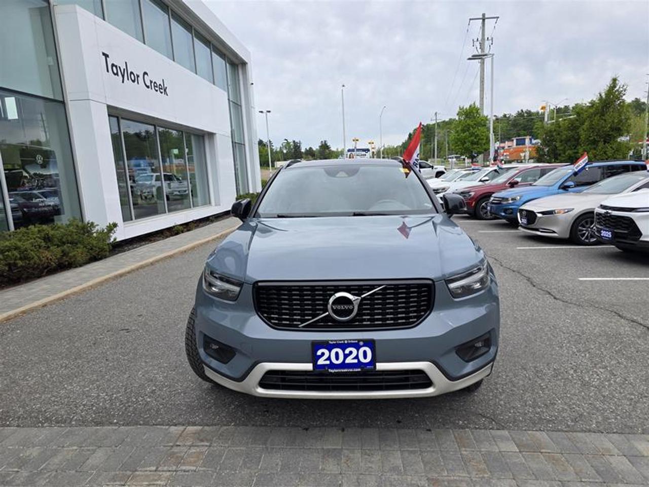 2020 Volvo XC40 T5 AWD R-Design W/Winter tires Photo