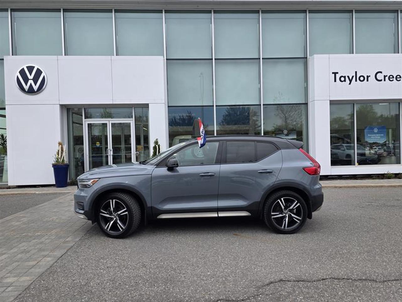 2020 Volvo XC40 T5 AWD R-Design W/Winter tires Photo