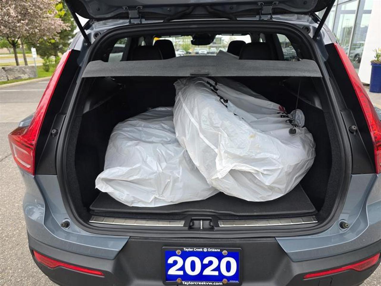 2020 Volvo XC40 T5 AWD R-Design W/Winter tires Photo