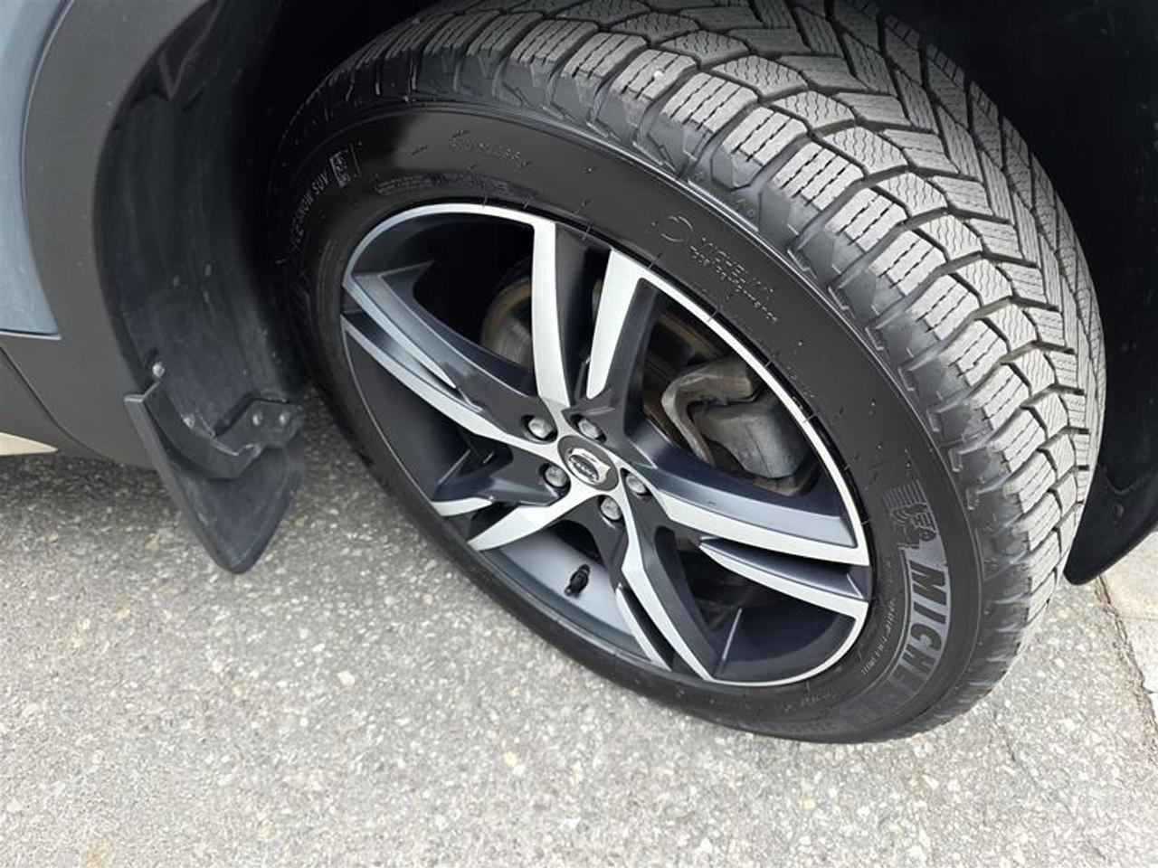 2020 Volvo XC40 T5 AWD R-Design W/Winter tires Photo