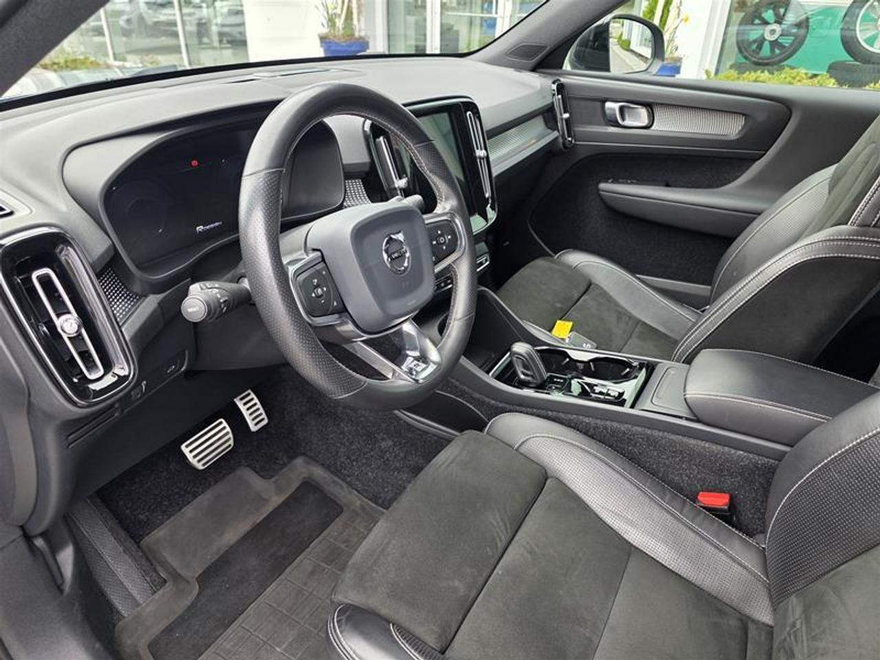 2020 Volvo XC40 T5 AWD R-Design W/Winter tires Photo
