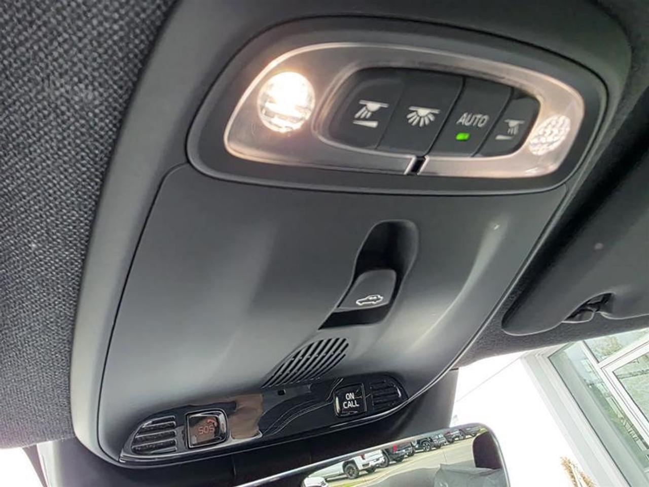 2020 Volvo XC40 T5 AWD R-Design W/Winter tires Photo