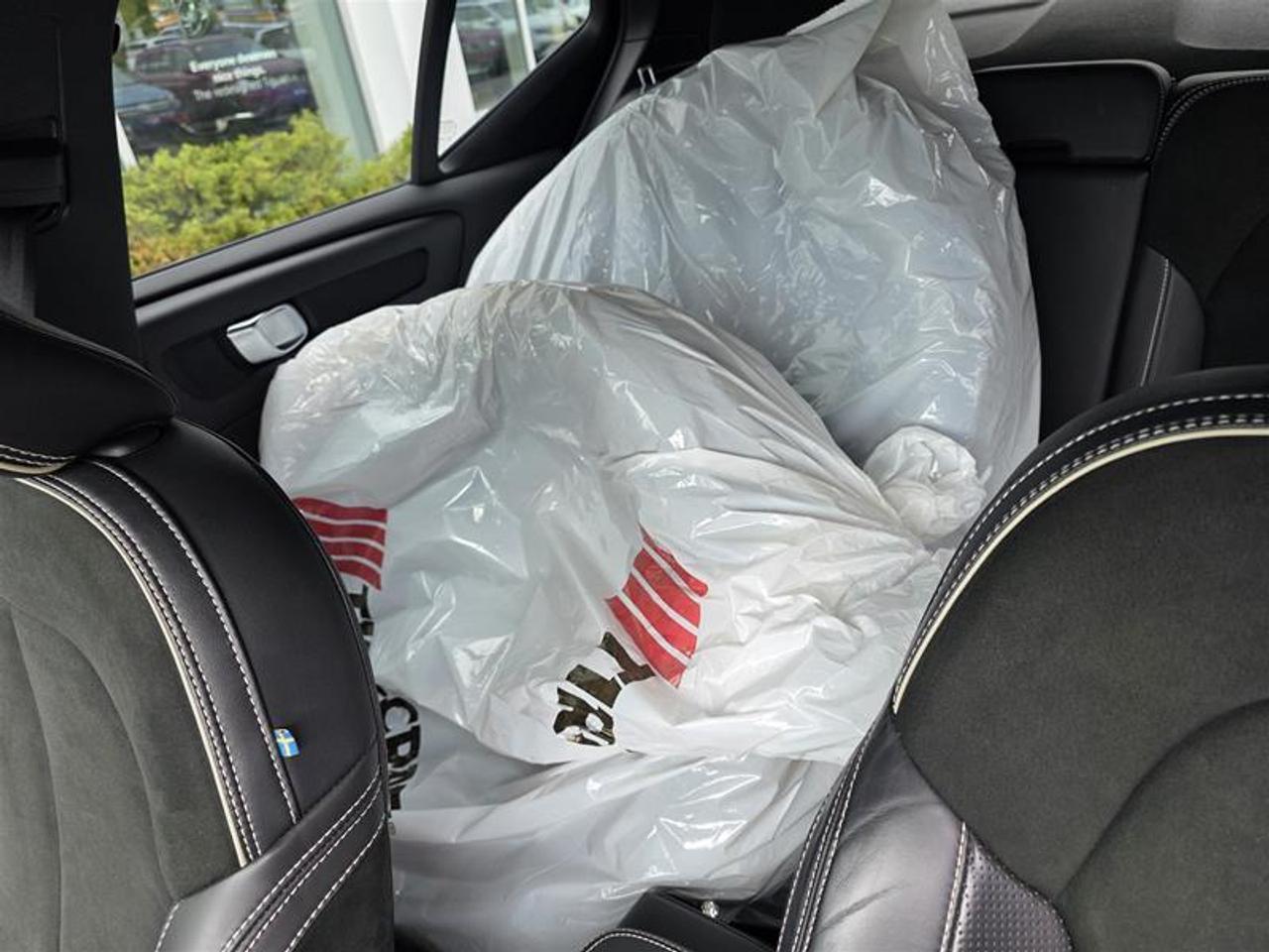 2020 Volvo XC40 T5 AWD R-Design W/Winter tires Photo