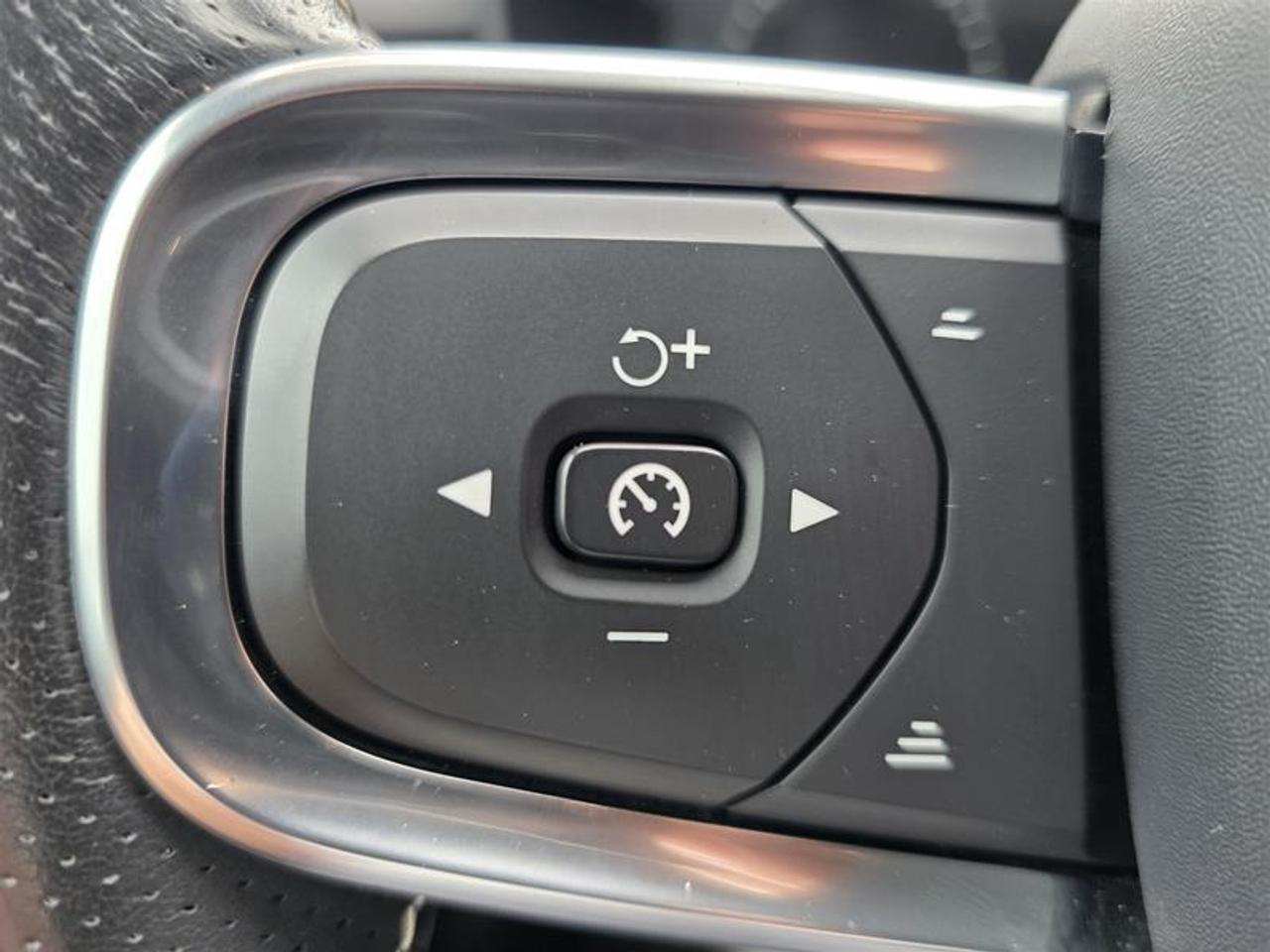 2020 Volvo XC40 T5 AWD R-Design W/Winter tires Photo