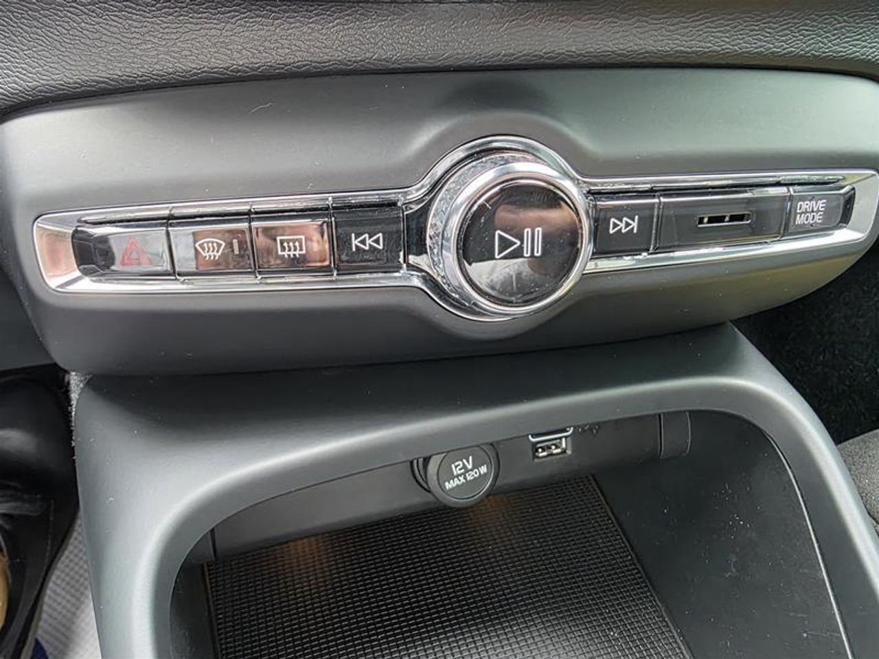 2020 Volvo XC40 T5 AWD R-Design W/Winter tires Photo