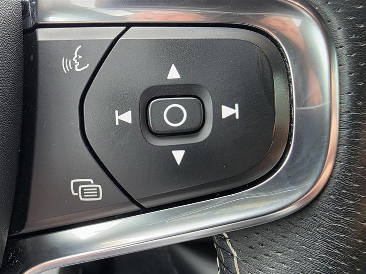 2020 Volvo XC40 T5 AWD R-Design W/Winter tires Photo