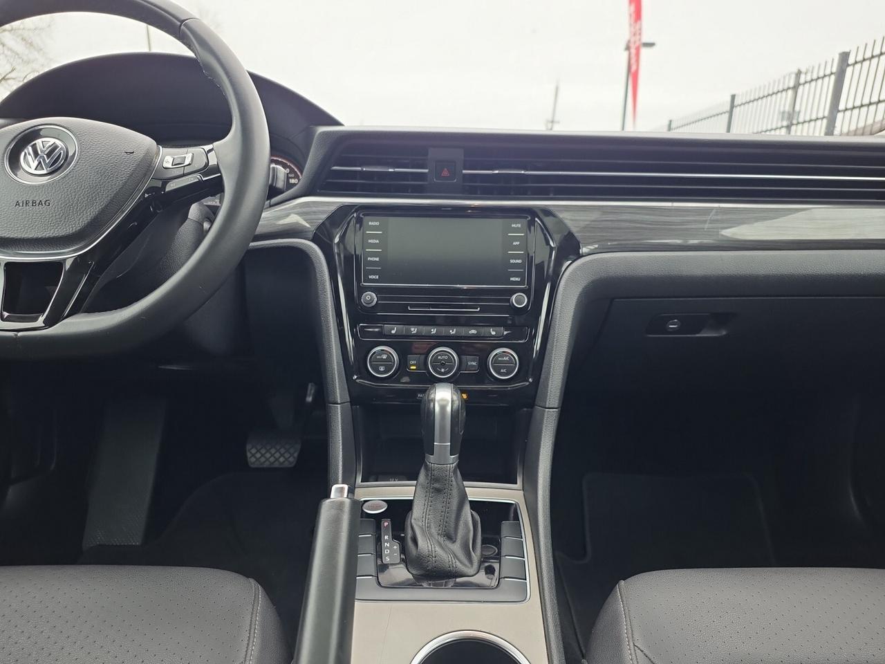 2021 Volkswagen Passat Highline * CARPLAY / ROOF / BLIND SPOT / LEATHER / Photo