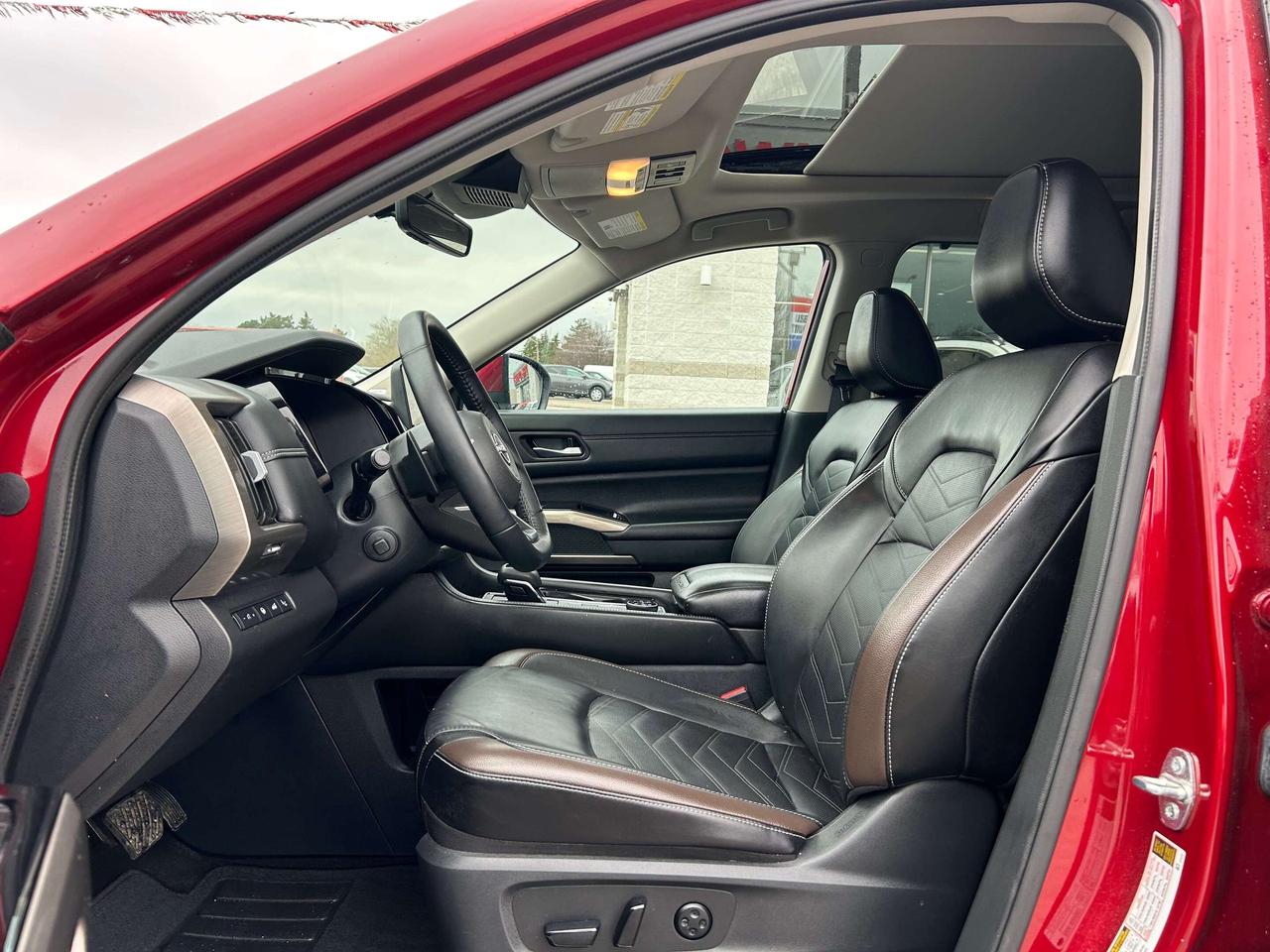 2024 Nissan Pathfinder Platinum w/NAV, Sunroof, Leather Ventilated Seats Photo