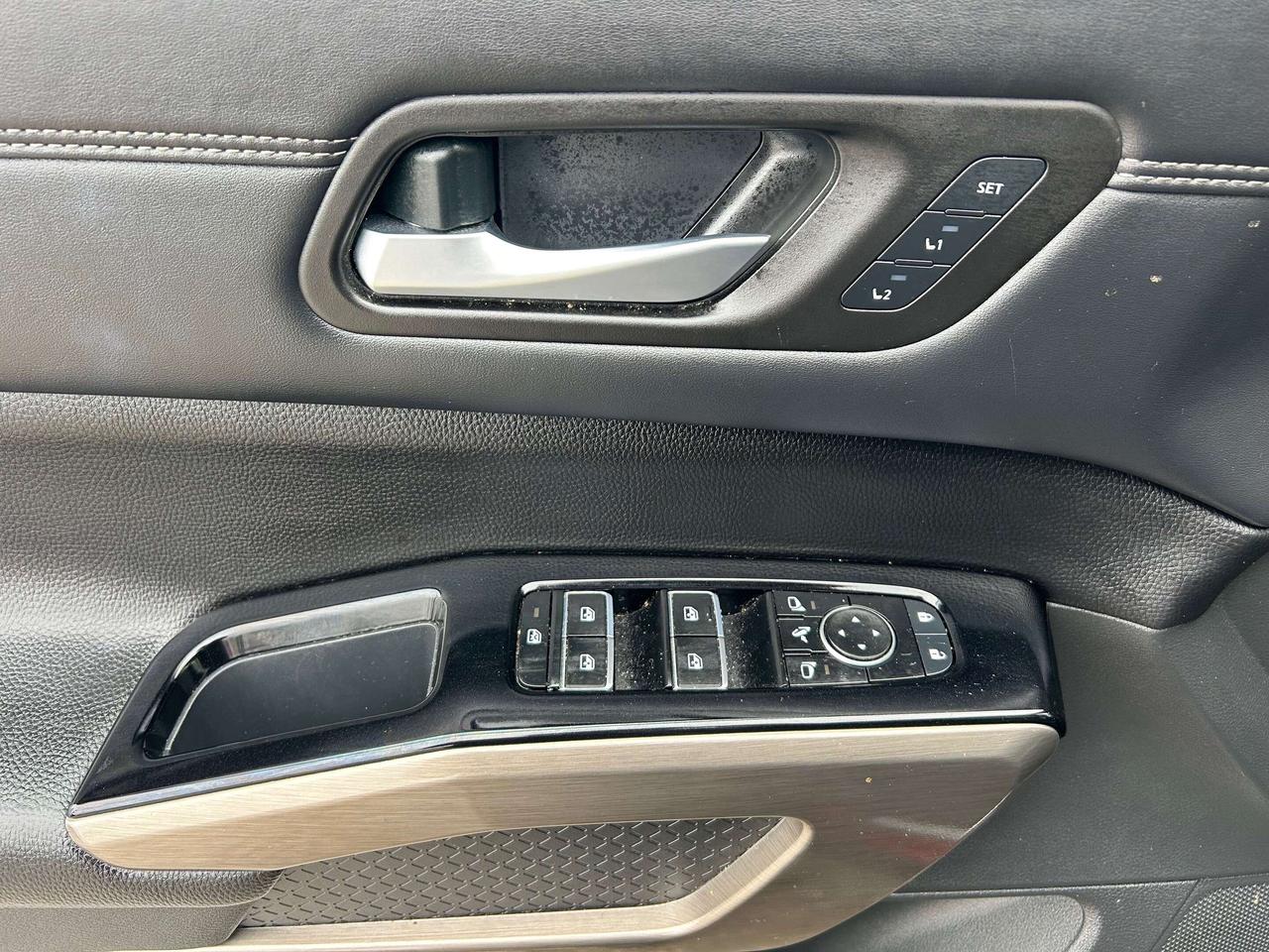 2024 Nissan Pathfinder Platinum w/NAV, Sunroof, Leather Ventilated Seats Photo