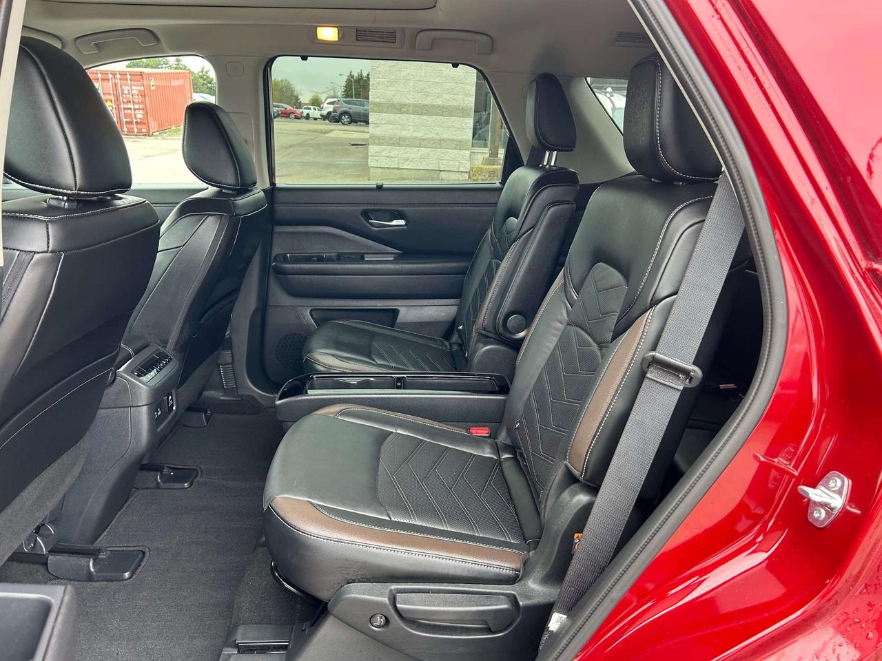 2024 Nissan Pathfinder Platinum w/NAV, Sunroof, Leather Ventilated Seats Photo