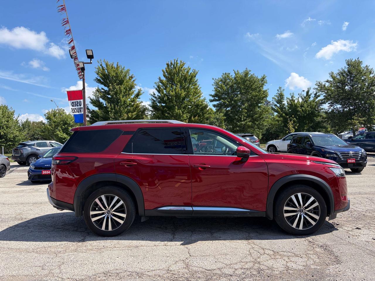 2024 Nissan Pathfinder Platinum w/NAV, Sunroof, Leather Ventilated Seats Photo3