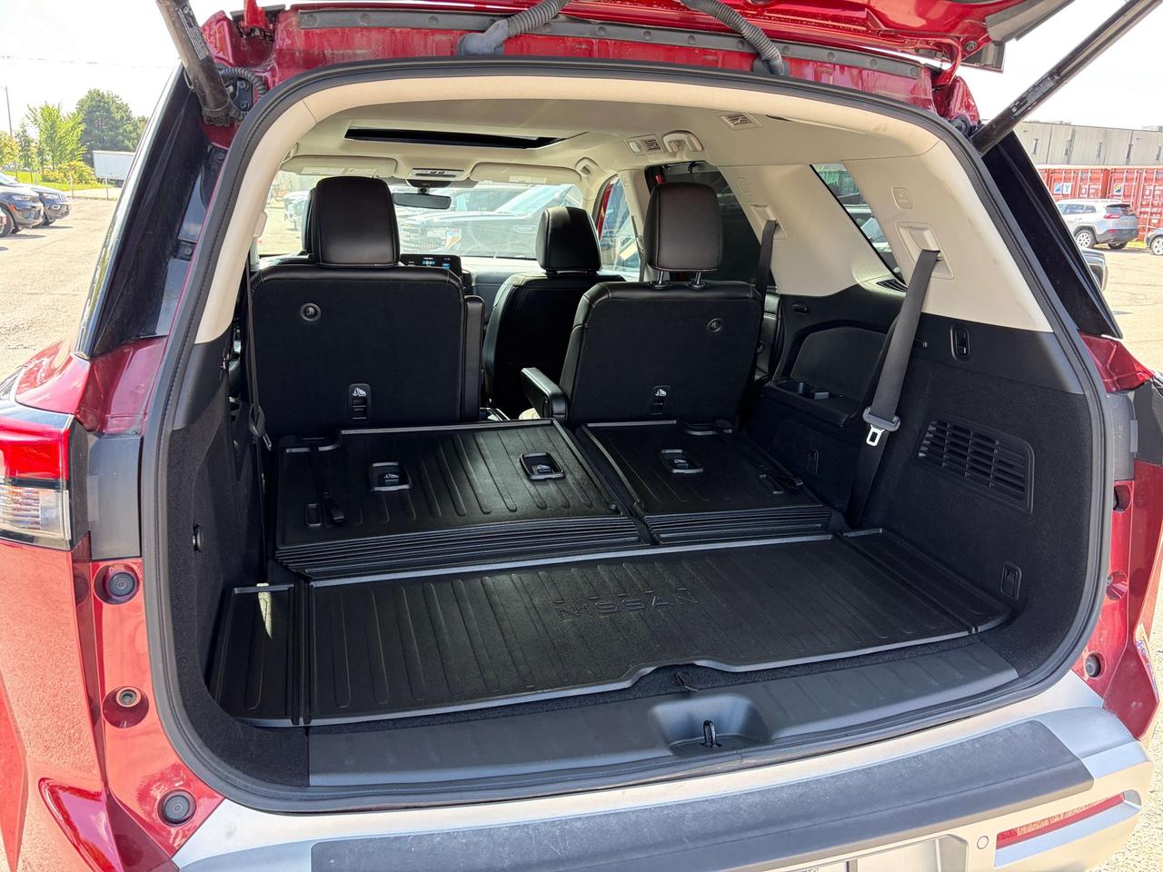 2024 Nissan Pathfinder Platinum w/NAV, Sunroof, Leather Ventilated Seats Photo