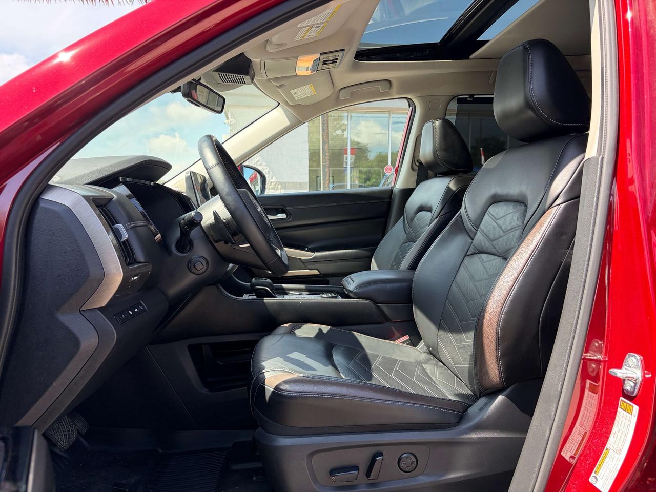 2024 Nissan Pathfinder Platinum w/NAV, Sunroof, Leather Ventilated Seats Photo