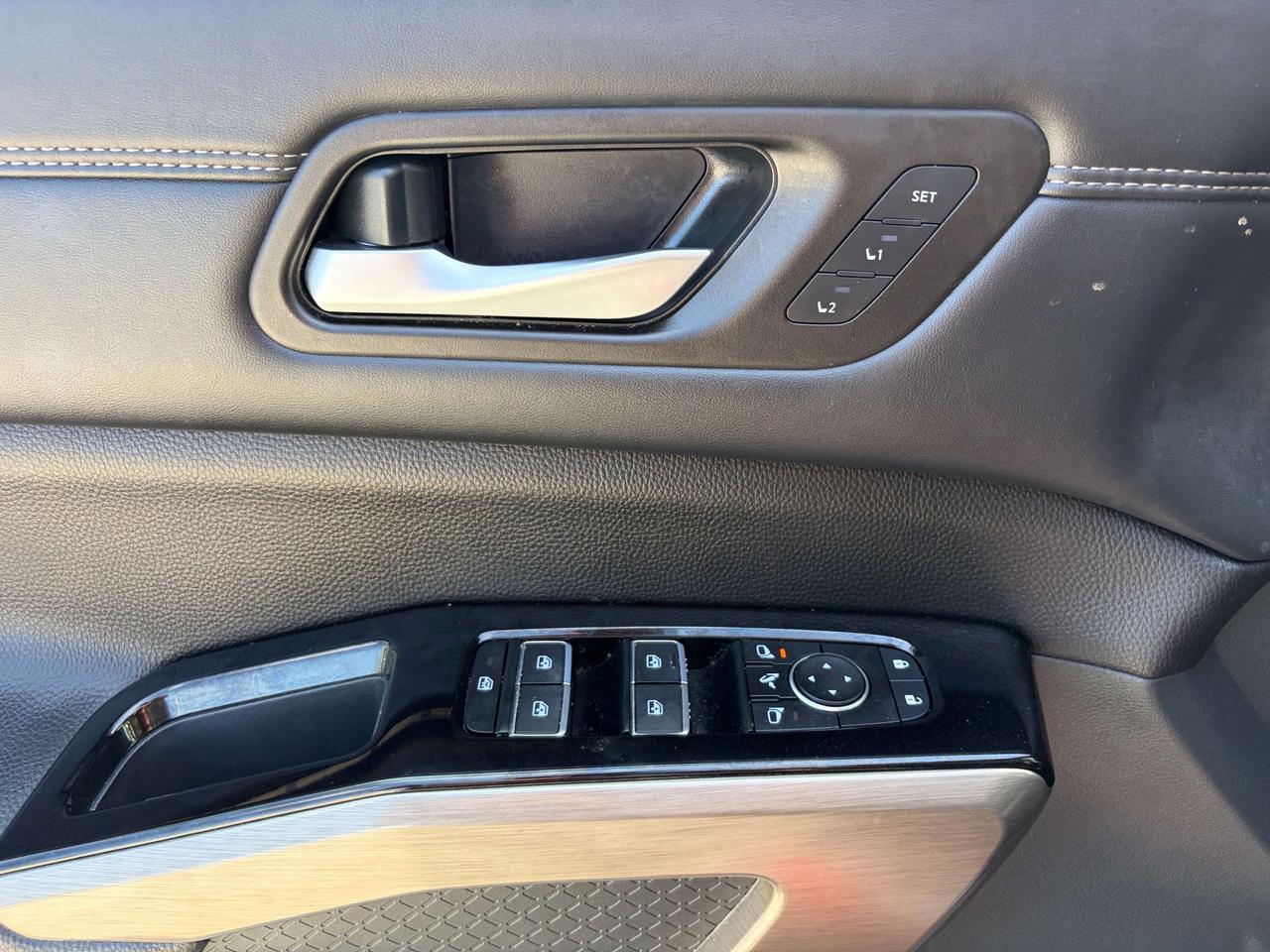 2024 Nissan Pathfinder Platinum w/NAV, Sunroof, Leather Ventilated Seats Photo
