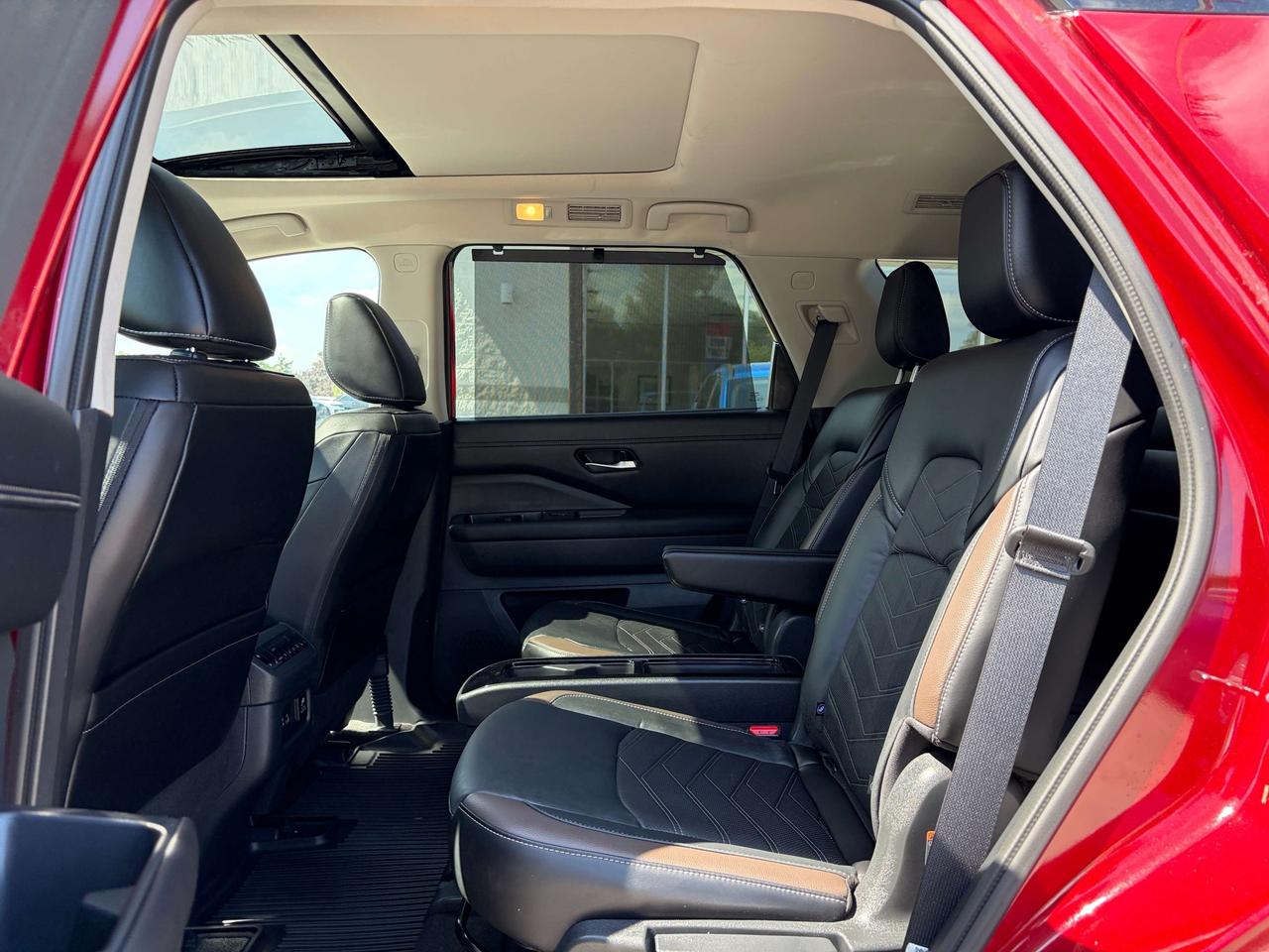 2024 Nissan Pathfinder Platinum w/NAV, Sunroof, Leather Ventilated Seats Photo