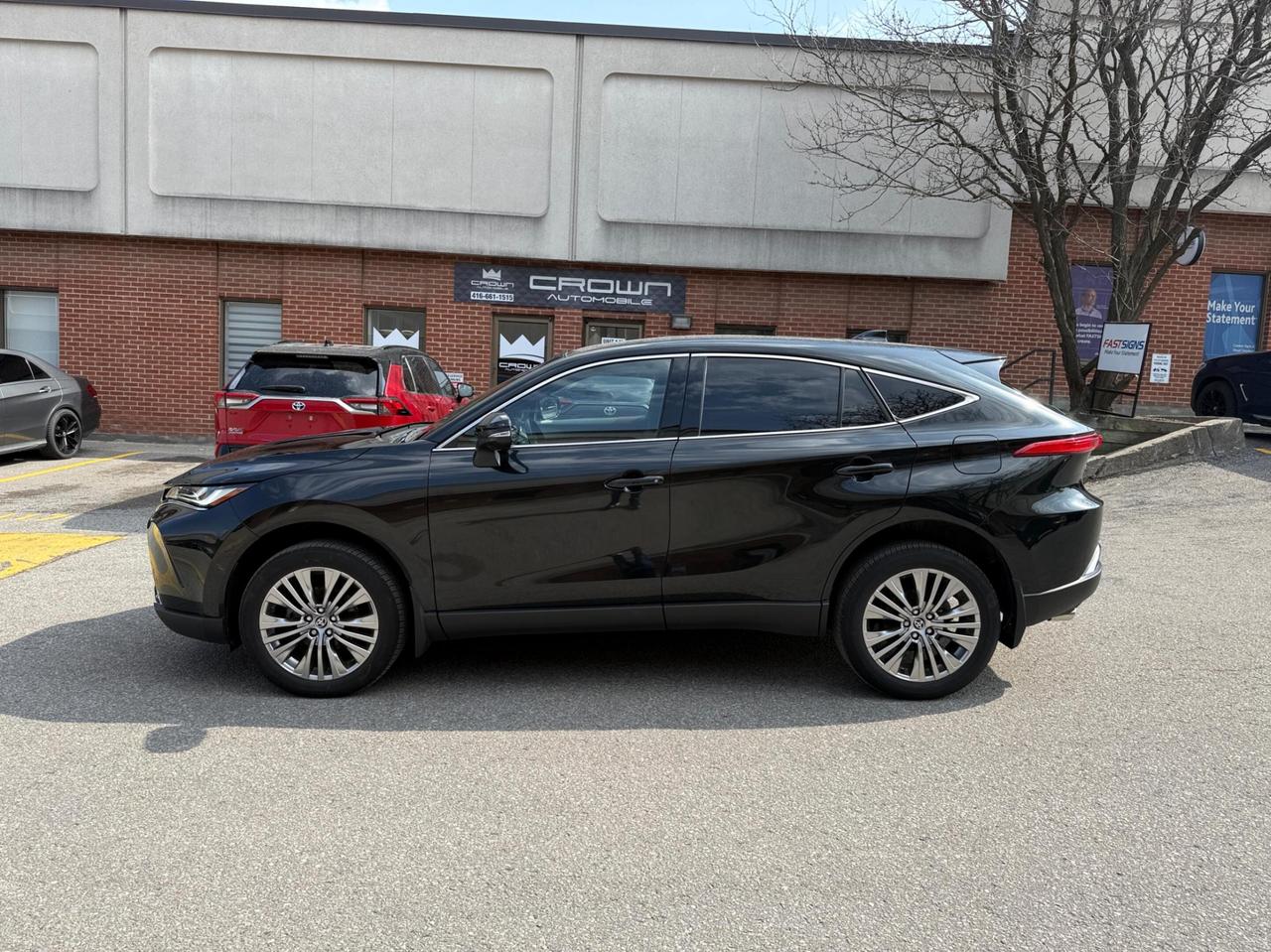 2023 Toyota Venza LIMITED AWD , ONE OWNER, PANORAMIC ROOF, LEATHER Photo3