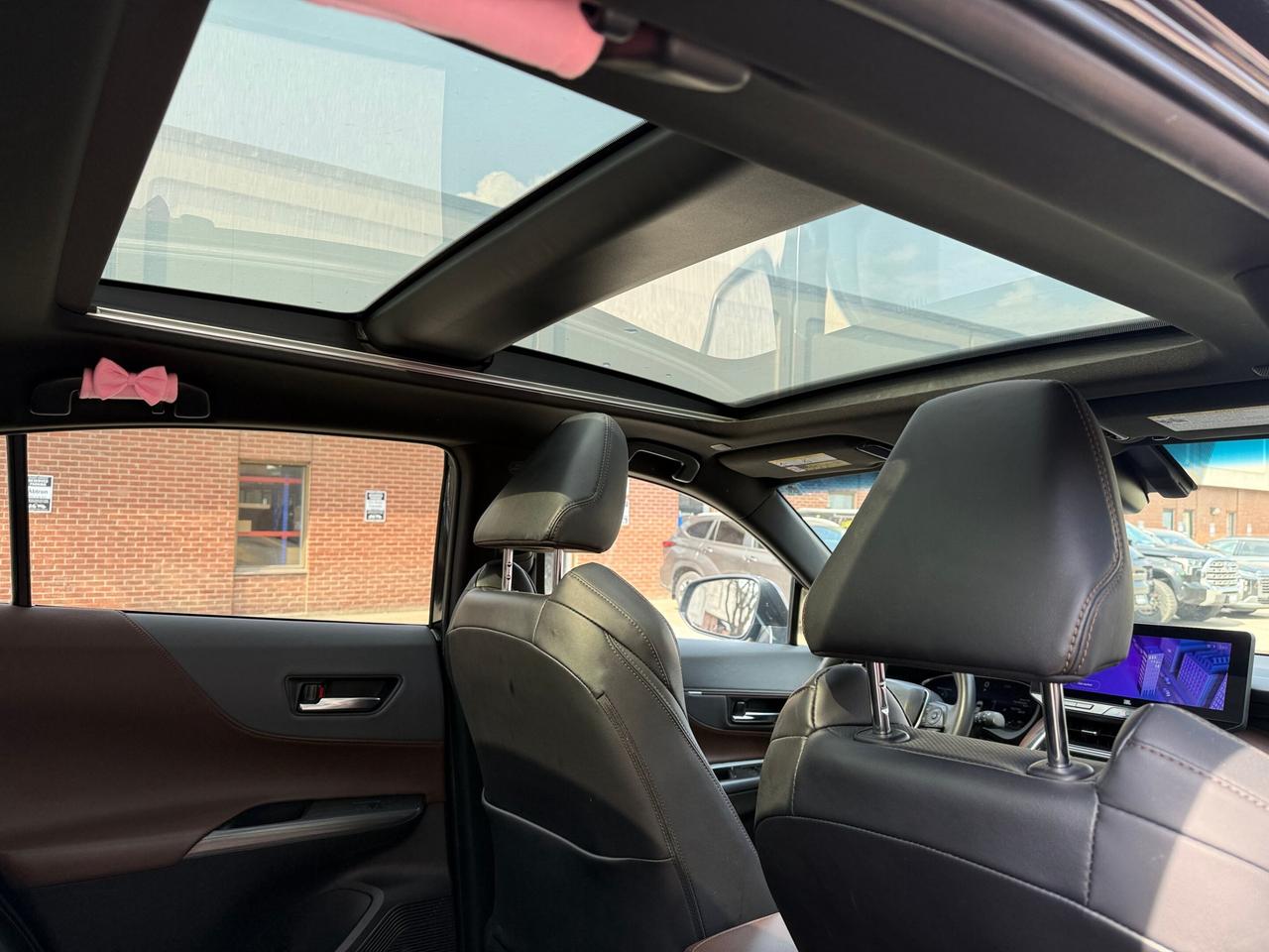 2023 Toyota Venza LIMITED AWD , ONE OWNER, PANORAMIC ROOF, LEATHER Photo