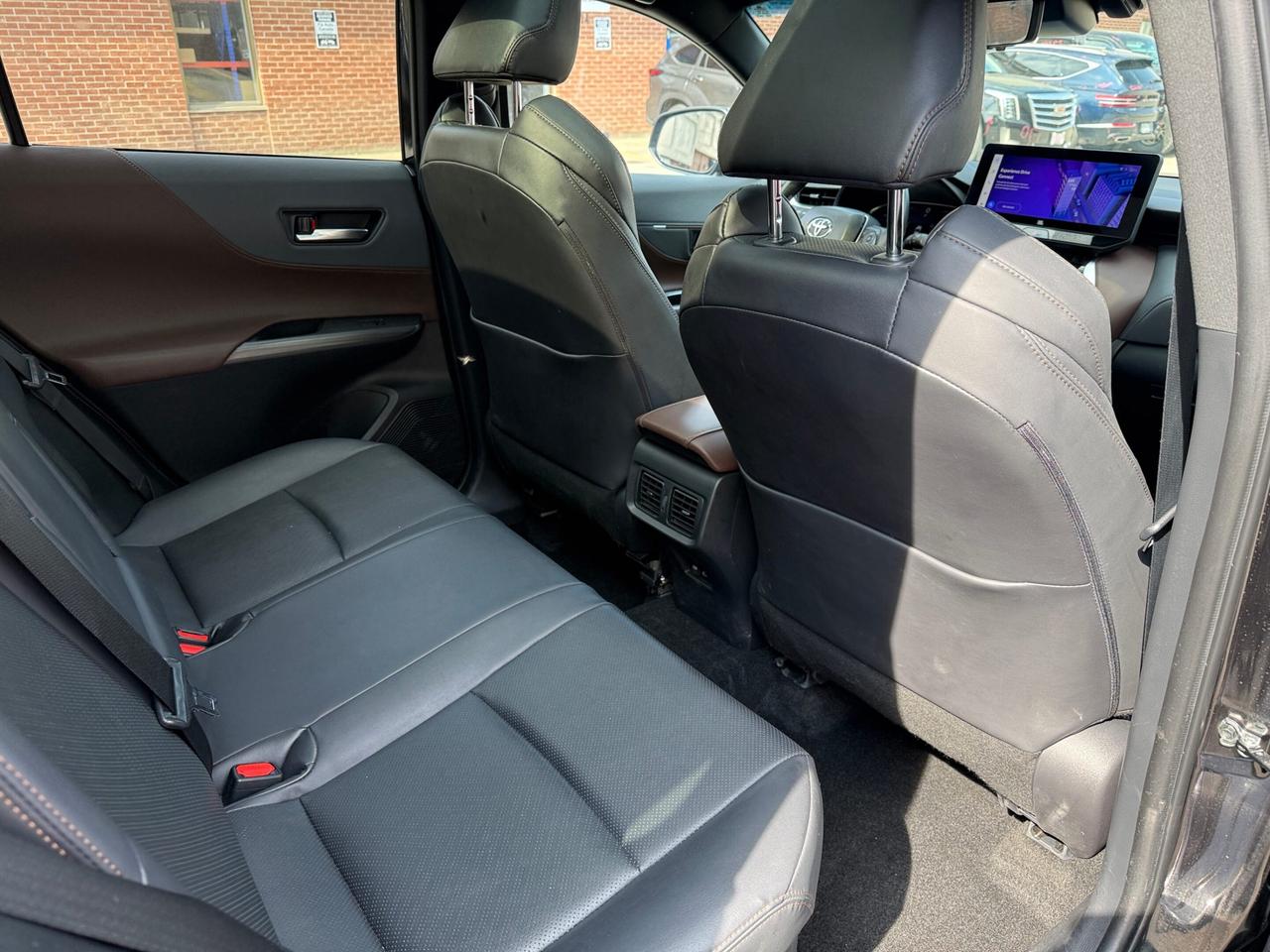 2023 Toyota Venza LIMITED AWD , ONE OWNER, PANORAMIC ROOF, LEATHER Photo