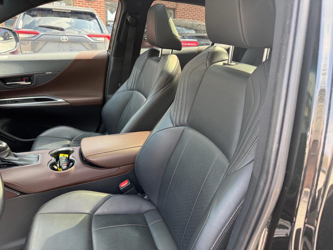 2023 Toyota Venza LIMITED AWD , ONE OWNER, PANORAMIC ROOF, LEATHER Photo