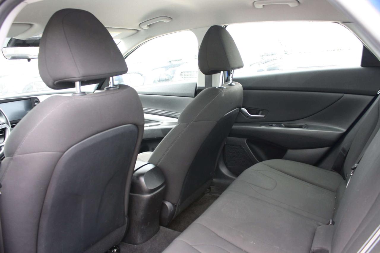 2023 Hyundai Elantra Preferred IVT Photo