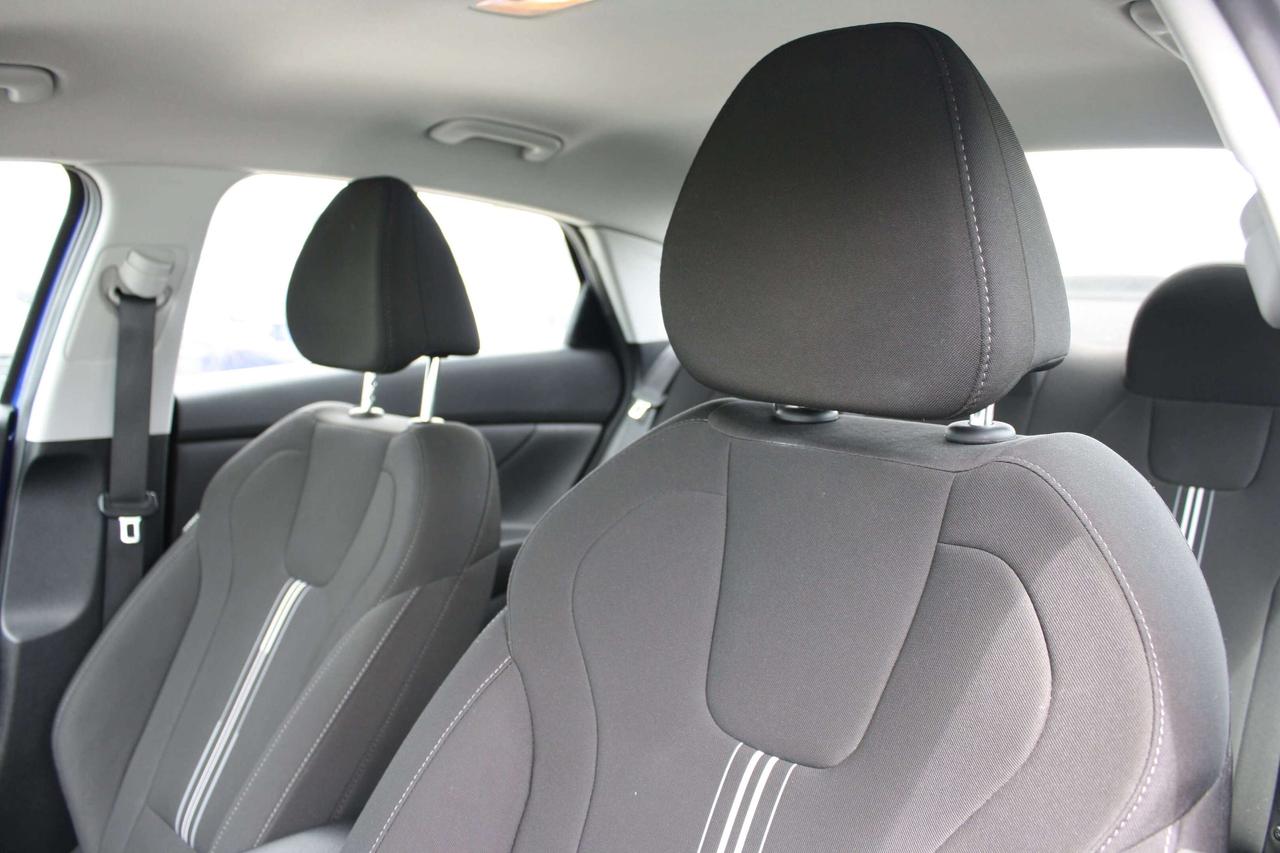 2023 Hyundai Elantra Preferred IVT Photo