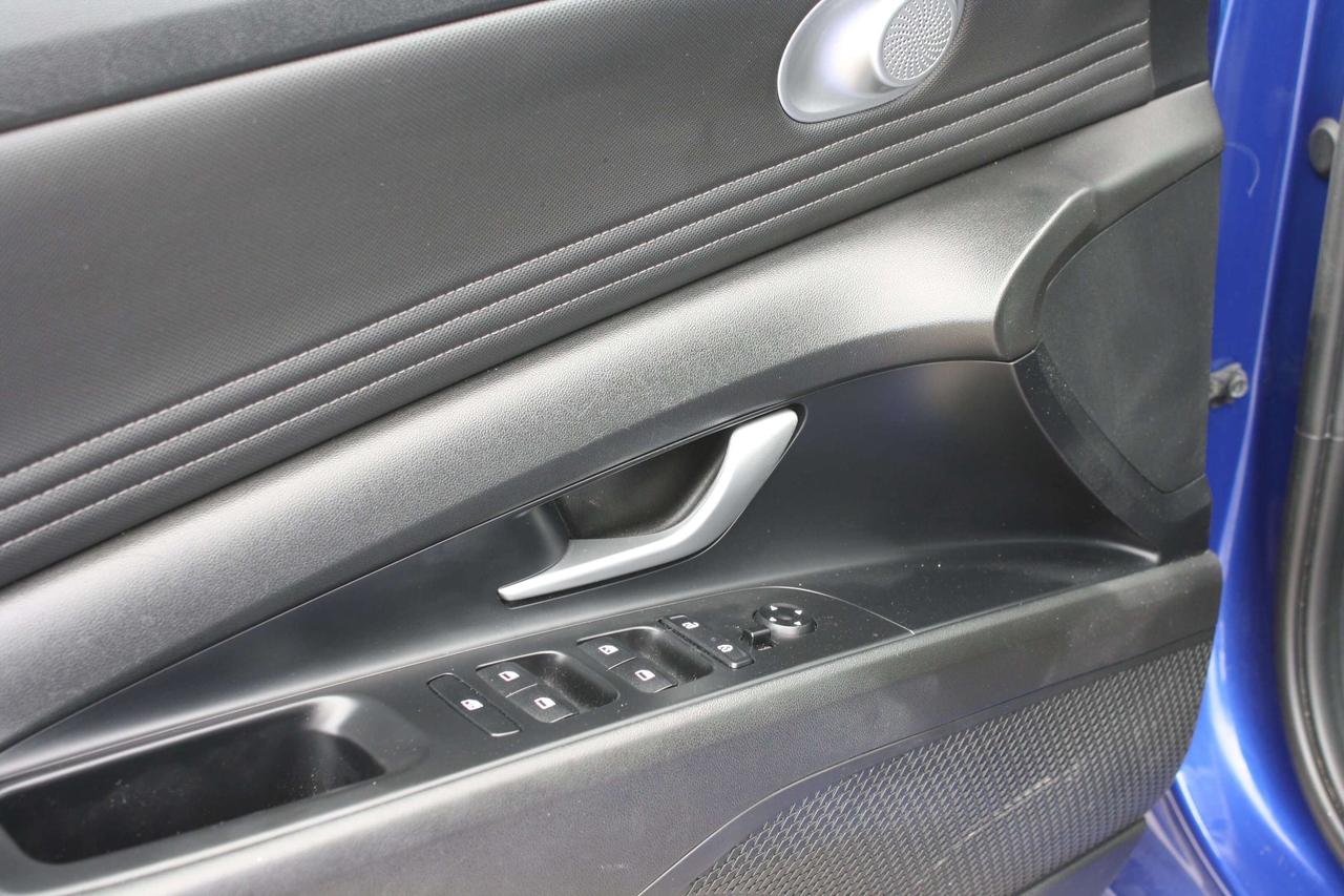 2023 Hyundai Elantra Preferred IVT Photo